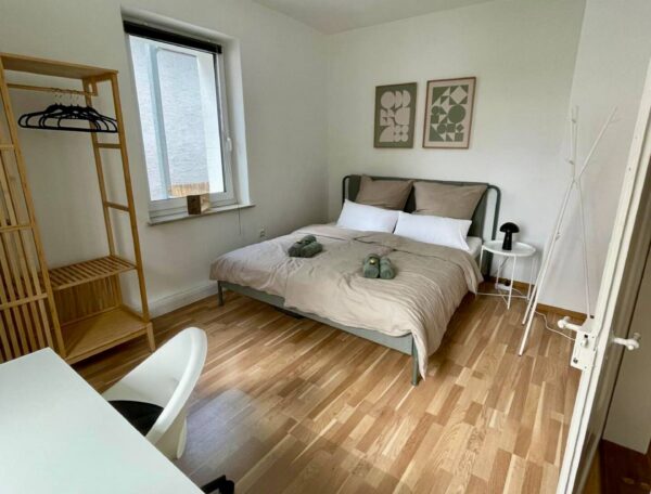 Schlafzimmer 1 mit Schreibtisch